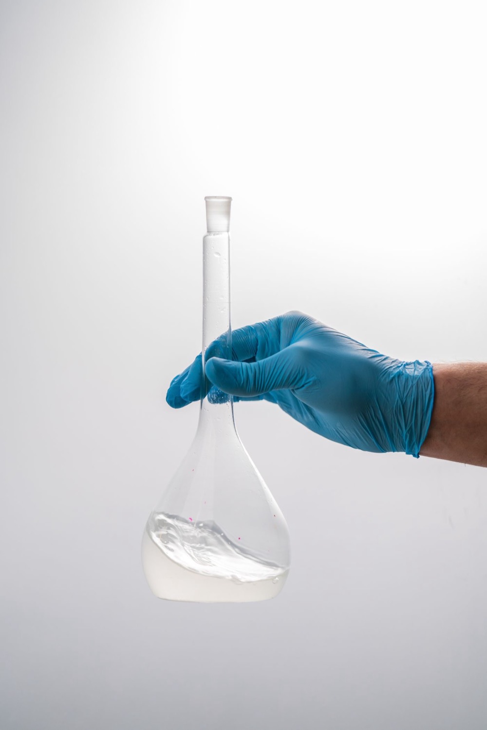 Preparing a laboratory solution in a volumetric flask